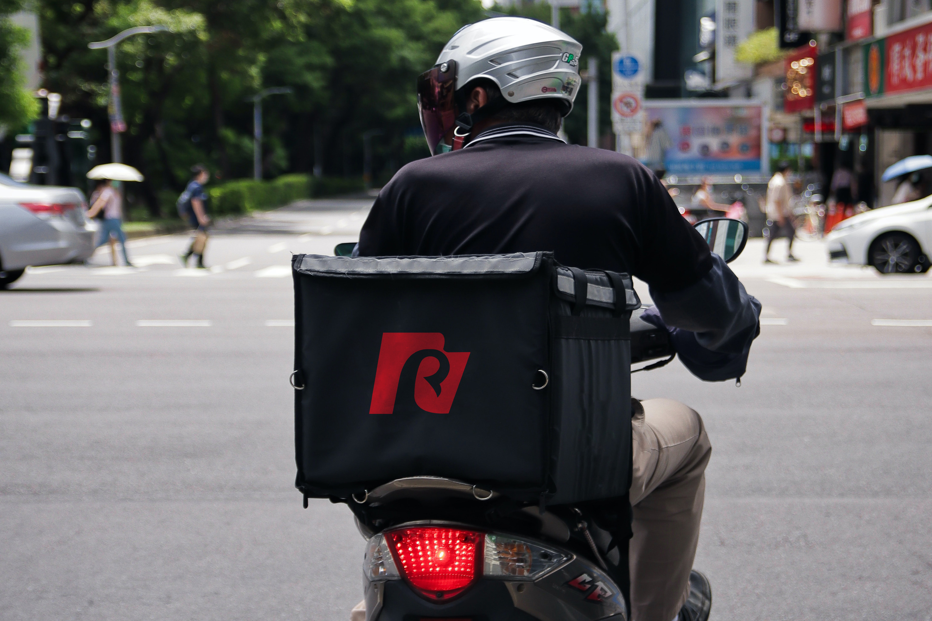 Bold R Letter image 3